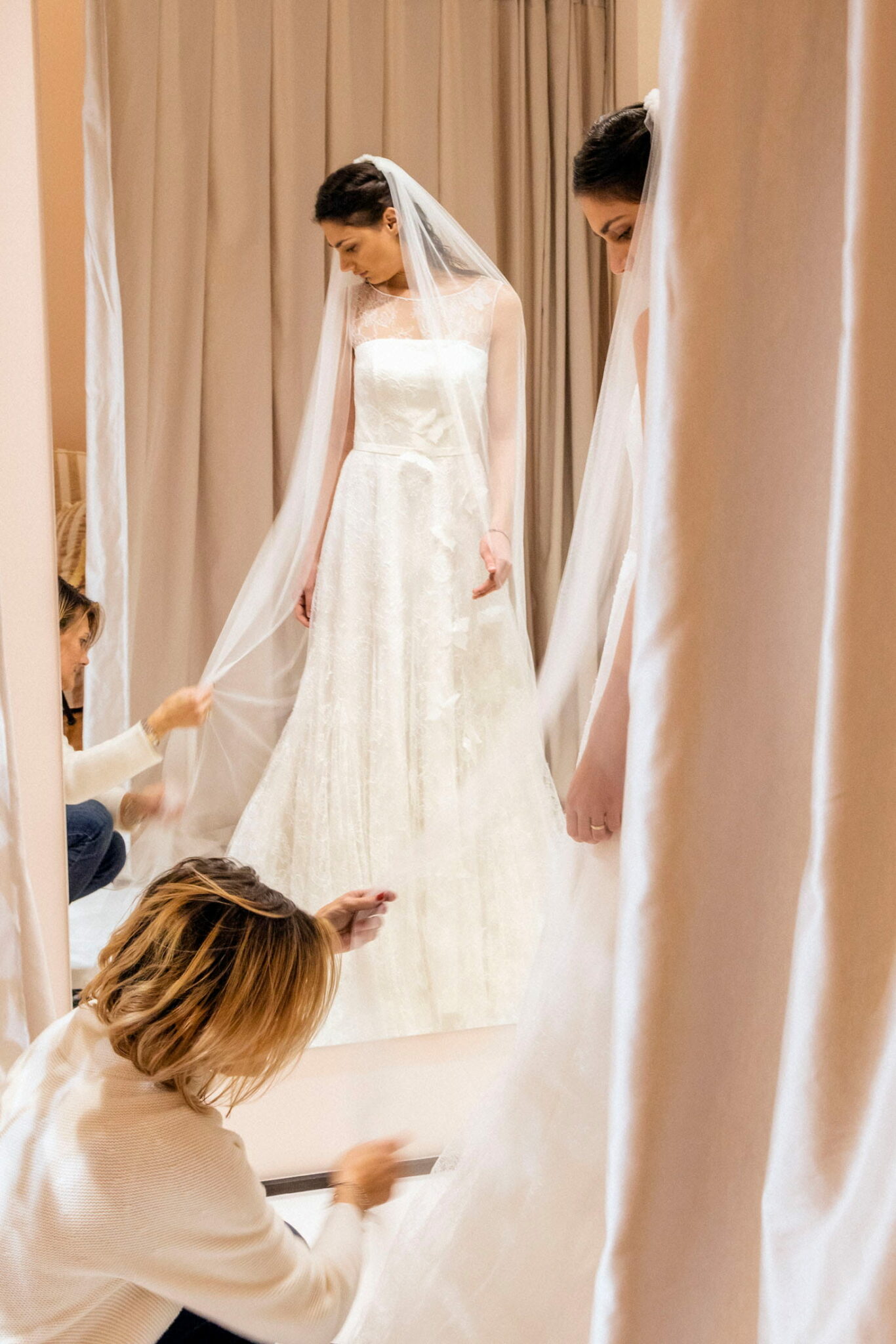 Abito da sposa sartoriale cucito a mano nell'atelier di Verona